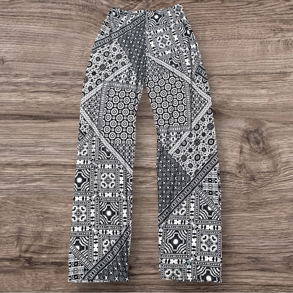 Black and White Geometric Print Yoga Pants - Picture 2 of 2